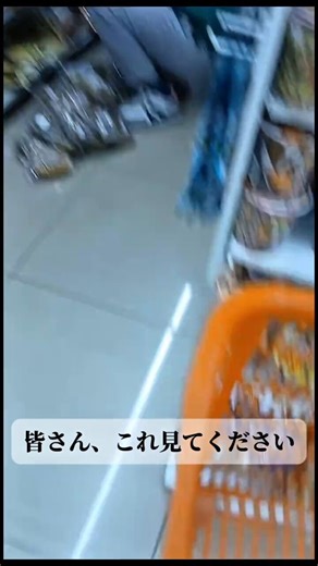 どこのセブンイレブンや。。外国人店員がパンを床に置いて品出し中。普通に衛生に対する常識が違うんやろうな。