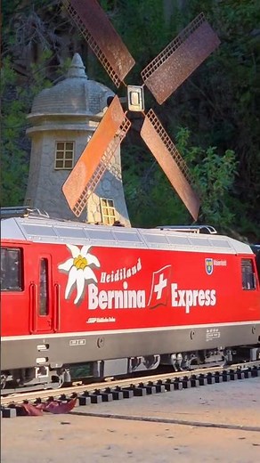 RhB Ge 4/4 III December garden train action in late autumn scenery | Swiss narrow gauge model rail