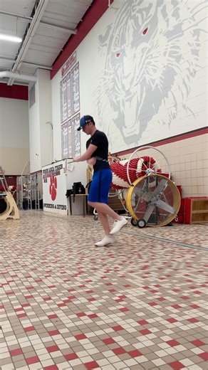 Jump rope to warm up #swimming #fitness #jumprope #jump #jumpropedudes #tricks #sports #athletics