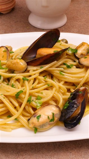 Carlo Gaiano on Instagram: "Spaghetti con le cozze surgelate Ingredienti per 4 persone 400 g di spaghetti 3-400 g di cozze senza guscio surgelate 200 g di cozze con guscio surgelate 2-3 spicchi d’aglio 1 acciuga sott’olio ½ bicchiere di vino bianco secco Olio evo q.b. Sale q.b. Pepe o peperoncino q.b. 1 ciuffo di prezzemolo (foglie e gambetti)"