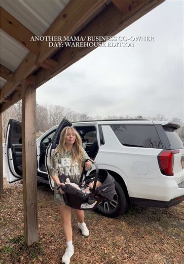 Another day, another hectic ditl 😅 Blake is hyperaware and wants to be right in the middle of everything 🤣