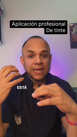 Aplicación de tinte Aprende a hacerlo correctamente En este video, te enseño a aplicarte tinte en casa siguiendo unos pasos específicos: - *Preparación:* Lava tu cabello con shampoo y déjalo secar completamente. - *Aplicación:* - Para cubrir canas: 1 1, deja actuar 45 minutos. - Para cubrir raíz sin canas: 1 1.5, deja actuar 35 minutos. *Aprende a:* - Aplicar tinte de manera segura y efectiva. - Elegir la proporción adecuada según tus necesidades. - Lograr resultados óptimos. #TinteEnCasa #Peluq
