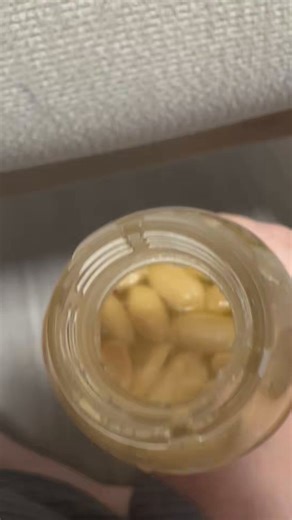 アイマスとのコラボで箱買いしたドデカミンにピーナッツを入れてみた。千葉県にあると噂されるウサミン星と千葉県名産ピーナッツの実質千葉県コラボ。コーラより炭酸強いせいかピーナッツが負けている。シュワシュワいい続けているんだけど、これはなんでだろう？ナッツ入れるならコーラの方が合うね。