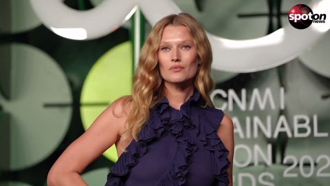 Toni Garrn presents dress from 2012