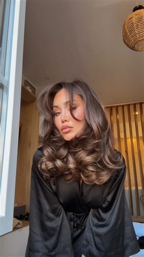 Pia Muehlenbeck on Instagram: "Honestly this has saved me SO MUCH TIME! I just put the rollers in and let them do their thing while I do my makeup. My hair usually will NOT hold a curl, like, I’ll walk outside and within 5 minutes it’s dead straight. But now it’s like this all day 👏"
