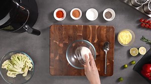 ...Recetas Midea para freidora sin aceite: 🍽 ¡Disfrutá la cocina preparando platos riquísimos y super fáciles! Coliflor estilo Búfalo - Ingredientes necesarios: 1 cdta. chile en polvo 1/2 cdta sal 1 cdta pimienta negra molida 2 cdtas condimento cajún 100g mayonesa 100g salsa de queso azul 300g coliflor Tiempo de cocción: 7 minutos Temperatura: 170°C ¡100% Crispy, Cero culpa! 🥇 #WorldsNo1AirTreatmentBrand 🥇 #WorldsNo1SmallCookingAppliancesBrand #MideaArgentina #freidorasinaceite #freidoradeair