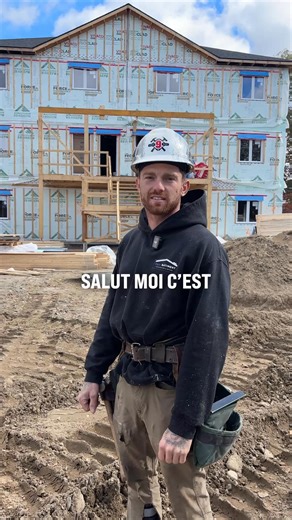 Salut! Moi, c’est Tommy 👋, propriétaire de Construction Probâtiment. Voici nos 3 immeubles multilogements qu’on bâtit depuis environ 5 mois. Le 1er projet était un 6 logements, puis on a enchaîné avec le 2ieme — et là, on est rendus à notre 3ieme! 🏗️ On a été mandatés par une compagnie en sous-traitance pour faire toute la structure : le rough, les fenêtres, l’isolation, les murs mitoyens, les escaliers… bref, tout le gros du travail 💪 Il ne reste plus que le revêtement extérieur et les finit