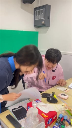 GJ團隊哥哥姐姐sss既勞役日常🫶🏻 on Instagram: "JJ ready！金金ready！助教ready！助理 ready！ 你ready未？🫵🏻🔥 ————————————————————— 學博數學精英團隊 🎓JJ 科大數學系榮譽畢業，DSE Core M1 M2 全科5** 🎓霍金 科大畢業，連續6年5**滿分導師親身上陣 🌟概念 ·技巧·實戰 完美攻克 DSE Maths，輕鬆奪5** 🔥2025DSE合共18個5** 112個5*+ 234個Level 5+ 📚課後無限操卷計劃: 80%學員短時間內連升2個grade 😎大量進步奪星實錄 (詳見IG profile) 📝數學應試策略分享 ‧ 定期免費攻略派發 ———————————————————————————— 🏫 校舍：太子｜旺角｜北角 📞 查詢：WhatsApp 9445 9458（GJ） 🌐 網站：https://gjmaths.hk/ ———————————————————————————— GJ Mathematics 讓做數變得有趣😆 #數學 #補習 #數學補習 #中