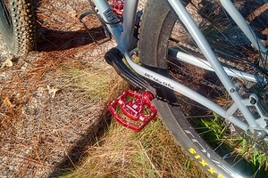 8 Degree flat pedals have a unique feature that improved my cornering dramatically