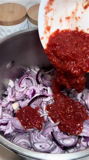 Oignons rouges à la viande hachée 📝 Ingrédients 👉•\t4 gros oignons rouges émincés 👉 Sauce tomate \t•\t2 tomates râpées \t•\t1 grosse cuillère à café de concentré de tomate \t•\t½ cuillère à café d’harissa (ajuster selon goût) \t•\tSel \t•\tPoivre \t•\tCurcuma 👉 Viande hachée \t•\tViande hachée (quantité au choix) \t•\t½ oignon finement haché \t•\t1 cuillère à soupe de coriandre fraîche hachée \t•\tSel \t•\tPoivre \t•\tPiment doux. #foodies #recetterapide #viandehaché #CapCut