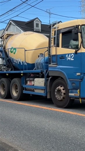通り過ぎていくコンクリートミキサー車 #働く車