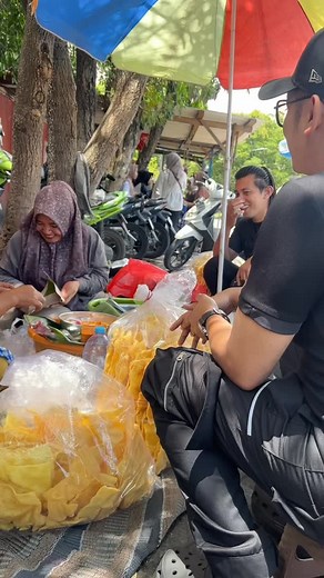 217K views · 32K reactions | Borong rombongan pedagang semanggi, makanan khas Surabaya yang legendaris bareng mas @najib_spbu Dulu saya paling susah makan sayur, tapi setelah coba semanggi ini kok malah ketagihan, Sekarang malah jadi suka semua sayuran  Jl. Raya Pagesangan, Surabaya (Selatan Masjid Nasional Al-Akbar Surabaya) #serunyaberbagi #makanbareng #pedagangkakilima #berbagikebahagiaan | Ahieb Reborn | Facebook