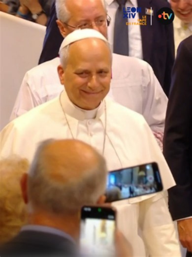 Un an et demi après la reconstruction et la réouverture de la cathédrale, le pape Léon XIV franchit les portes de Notre-Dame de Paris devant un public d'ecclésiastiques, diacres et séminaristes. 👉 Suivez tout au long de la journée notre édition spéciale de la visite du pape en France, en direct sur France 2 et sur france.tv (lien en bio). #PapeEnFrance #PapeFrance #LeonXIV #francetv #onregardequoi