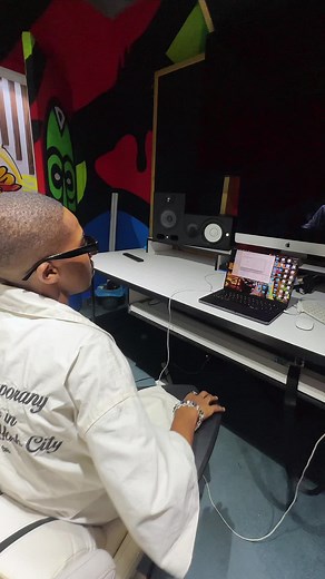 Famille n’est-ce pas Meuno deuk parcelles tei khamoulo case bah 😅 ?? Le 29 Novembre tenez-vous prêts… Je vous balance un projet vraiment lourd🔥 Le process, les vibes, les feats… tout est dingue. Featuring Samba Peuzzi . 🔥 #Domougarmy #BilouXIV @ᒛѦᙏᘿՏՏ❄️ 🚀🫵🏿 #Domougarmy #tiktok #senegalaise_tik_tok 🇸🇳