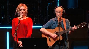 Mais qui a eu cette idée folle, un jour d'inventer l'alcool ? Frédéric Fromet et Juliette Arnaud chantent à l'unisson autour de leur rapport au Dry January. Sur le rythme de "Sacré Charlemagne" de France Gall, on apprend qu'il n'a jamais avalé une goutte tandis qu'elle ne boit plus depuis 14 jours ! | Le petit journal d'Alex Vizorek