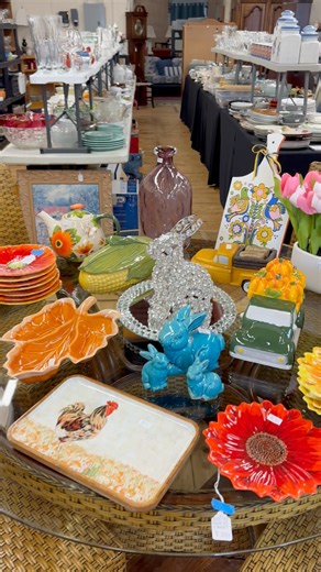 Walk-through timeee 😍🛍️ The store is FULLLLL of fresh finds this week — come take a lap and claim your favorites before they’re gone! 💛✨ 📍 Garage Sale Titans | 592 Outpost Circle Suite B, Hudson, WI 🕘 Open Fridays & Saturdays | 9 AM – 5 PM 🔥 Saturday = 50% OFF! | Garage Sale Titans