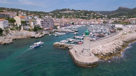 Visite en drone de Cassis : le magnifique port de pêche de la Côte d'Azur