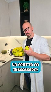 La frutta fa ingrassare!’ 🍌🍇 Quante volte l’hai sentita? La verità è che non è la frutta il problema: ogni eccesso, di qualsiasi tipo di cibo, può farci ingrassare. Una banana o una mela, inserite in una dieta equilibrata, ti danno fibre, vitamine e sazietà… ben diverso da biscotti o merendine. Ricorda: non è il singolo alimento, ma il bilancio di tutta la giornata a fare la differenza . #nutrizionista #dieta #dimagrire #frutta #healty | Dr. Walter Antonucci