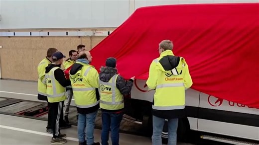Reinaerde on Instagram: "🚐 Het Reinaerde Cleanteam heeft een gloednieuwe bus en straalt van trots! Sinds 14 december werken ze samen met @transdev.nl, de nieuwe vervoerder in @provincie_utrecht (onder de naam @uov.nl) om bussen schoon te houden en zwerfafval op te ruimen. 🚌 Wat dit werk écht bijzonder maakt? Het contact met de chauffeurs: grapjes, complimenten en fijne gesprekken. Zo hoort meedoen in de maatschappij te zijn! 🙌 Check de video om de nieuwe bus te zien en geef een 🧡💙 als jij o