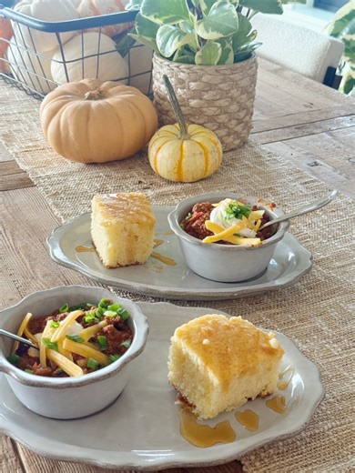 2.7K views · 26 reactions | Chili & cornbread = the coziest fall dinner. Easy, hearty, and perfect for chilly nights. Recipe here: https://jennycookies.com/2025/10/easy-chili-and-cornbread-recipe-the-perfect-cozy-dinner/ | jenny cookies | Facebook