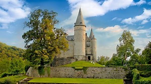 Château de Vêves : l’un des plus beaux châteaux médiévaux de Belgique - RTBF Actus