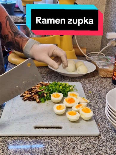 zupa Ramen pierwszy raz robiłem wywar z wołowiny i reszta dodatków no powiem bardzo dobre #ramen #zupa #kuchniadomowa #obiad #jedzenie @Klara @🇵🇱Kael🇵🇱 @Liman1987