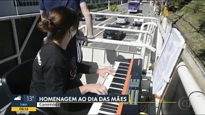 DIA DAS MÃES: APRESENTAÇÃO MUSICAL ITINERANTE EM SÃO BERNARDO É DESTAQUE NA TV GLOBO O Dia das Mães contou com uma surpresa super especial aqui em São Bernardo. A apresentação musical itinerante da maestrina Simone Strublic foi destaque no Bom Dia SP, da TV Globo. A compositora rodou diversos bairros da cidade, a bordo de um caminhão, durante três horas. As mães que estavam afastadas de seus filhos devido ao isolamento social tiveram a oportunidade de receber essa linda homenagem através das jan