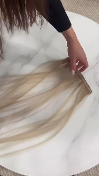 Verwandle dein Haar in Sekunden! ✨ Entdecke unsere neuen Clip-In Extensions für mehr Volumen, Länge und flexible Styles – einfach anzubringen, schonend fürs Haar und perfekt für jeden Anlass. Jetzt im Shop erhältlich Premiumqualität - exklusivstes Luxushaar auf dem Schweizer Markt - aus 100% slawischem Remy-Echthaar - sehr hochwertig verarbeitet 100g, 7 Teile - 4er Clip x1 - 3er Clip x2 - 2er Clip x2 - Single Clip x2 Slim Lace Design extrem dünner Ansatz und feine Klammern #clipins #clipinextens