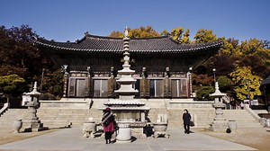 A grand Buddhist temple sits in the midst of Seoul’s modern buildings. Over 1,000 years old, the Bongeunsa Temple is a place where people go to pray, reflect and meditate. This Great Big Story was inspired by Genesis Worldwide. | Great Big Story