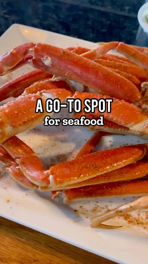 Looking for a seafood restaurant near Winston-Salem? Check out @fullmoonoysterbar in Clemmons! 🍤 The Full Moon Oyster Bar is a popular watering hole serving fresh seafood including lobster, oysters, scallops, shrimp & more! 🏝️The authentic beachy decor all around you make will make you feel like you are actually at the beach. ➡️ Seating is limited due to their unique wrap around bar. Enjoy weekly specials including discounted oysters on Mondays. 📍Visit them at 1473 River Ridge Dr.Clemmons, NC