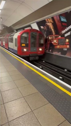 London Tube | Central Line 1992 stock approaching Oxford Circus. #londontransport #london #train