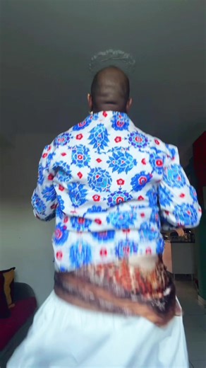 O Batuku é ritmo, corpo e memória de Cabo Verde 🇨🇻 Uma tradição levada adiante — principalmente — por mulheres. Você já conhecia essa força cultural? 👇 #batuku #caboverde #palops #culturaafricana #santiagocv