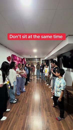 Don’t sit at the same time 🤗 #partygames #familyandfriends #funtime #playtime #christmasgame