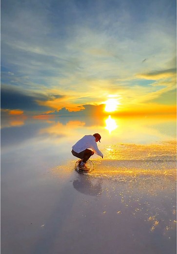 Explore the Beauty of Salar de Uyuni, Bolivia