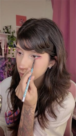 Yasmin Luna on Instagram: "minha maquiagem pra stream 🔥 eu era criadora de maquiagem antes de meio que começar a falar sobre jogos, coisas gerais e sobre mim tenho dificuldade de fazer video com maquiagem ate hoje porque num sou muito boa mas é uma das minhas paixonites! espero que ajude quem ver ;) Pó, Fixador, Corretivo Coral e Delineador: @vizzelaoficial Hidratante @ceravebrasil Corretivo e Bruma fixadora @oceane Blush Liquido @rarebeauty Pó compacto com Cor @vult Paleta de Sombras e Contorn