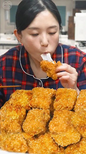 [햄지]Hamzy on Instagram: "크리스마스엔 치필링&뱅쇼 #치킨먹방 #koreanchicken"