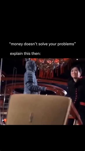 SLOW on Instagram: "日本利用压电瓷砖将脚步转化为电能。这些瓷砖捕捉来自你脚步的动能。当你行走时，你的重量和动作会对瓷砖产生压力。瓷砖会轻微弯曲，从而产生机械应力。瓷砖内部的压电材料将这种应力转化为电能。每一步都会产生少量电荷，而数百万步结合在一起就能产生足够的电力来驱动 LED 灯、数字显示屏和传感器。在像涩谷车站这样繁忙的地方，每天大约有 240 万个脚步为这一系统作出贡献。这些电能可以被储存或立即使用，从而减少对传统电力来源的依赖，并支持可持续的城市基础设施。这种方法将日常运动转化为实用的可再生能源 #日本 #知识 #事实 #你知道吗 #推荐 #科技 #创新 #历史 #技术 #实验 #热门 日本利用压电瓷砖将脚步转化为电能。这些瓷砖捕捉来自你脚步的动能。当你行走时，你的重量和动作会对瓷砖产生压力。瓷砖会轻微弯曲，从而产生机械应力。瓷砖内部的压电材料将这种应力转化为电能。每一步都会产生少量电荷，而数百万步结合在一起就能产生足够的电力来驱动 LED 灯、数字显示屏和传感器。在像涩谷车站这样繁忙的地方，每天大约有 240 万个脚步为这一系统作出贡献。这些电能可以被储存