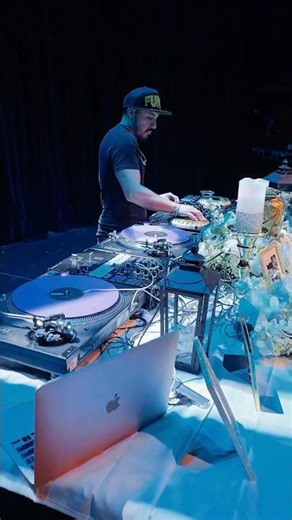 DJ Scratching at 155 BPM (Fast Turntablism)