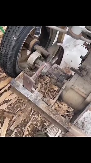 Artisanal log splitter #logsplitter #diy #logsplitting #homemade #cuttingwood #woodsplitting