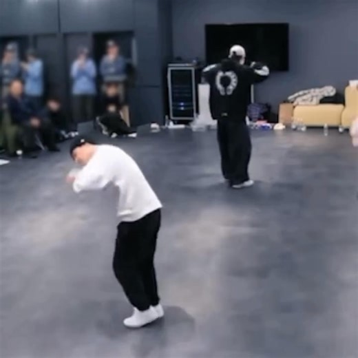 346 reactions · 11 shares | EXO — GROWL | MMA2025 BEHIND kyungsoo's sharp moves  | Doh Rinoriexé | Facebook