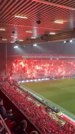 Pyro über drei Tribünen! Ganz stark, Union Berlin! 👏🔥 👉 https://www.fussballmafia.de/shop/pyrotechnik | Fussballmafia.de