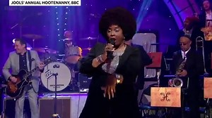 Betty Wright sings on Jools' Annual Hootenanny in 2012