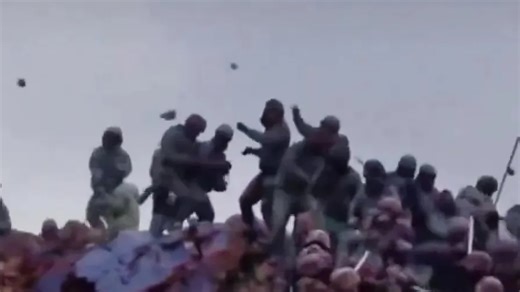 Vid shows India & China’s medieval-style clash using sticks & rocks