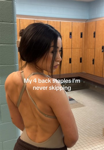 Teaching myself how to flex my back has been harder than growing it lmao #back #backday #workout #gymgirls #gymmom
