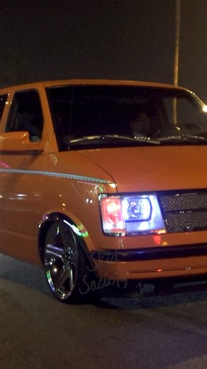Custom Painted Chevy Astro Van BOUNCING ON AIRBAGS! Cruising Whittier Blvd in East Los Angeles!