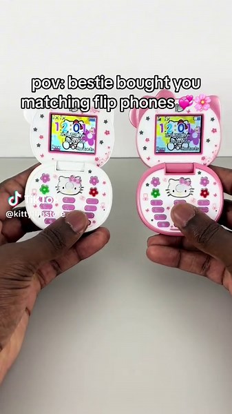 Matching Flip Phones for Besties: A Kawaii Aesthetic