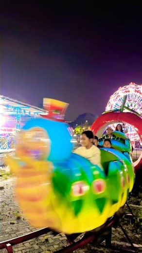 Naik roller coster caterpilar ulat Ijo lucu keluar dari terowongan apel merah mini seru banget