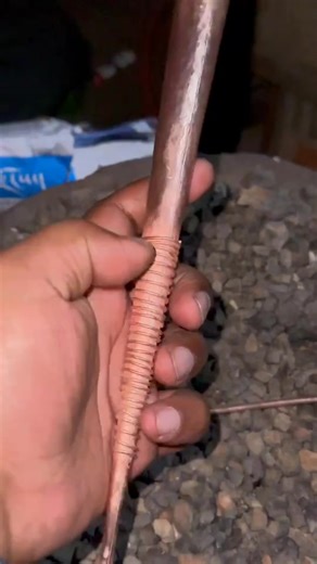 👁 นำส่ง ชัคปู(Chak-pur) ལྕགས་ཕུར จำนวน 15 ชุด ...... 🎗️ ชัคปู(Chak-pur) ལྕགས་ཕུར กรวยโลหะสำหรับเทผงทรายสี สำหรับใช้ใน มันดาล่าทราย หรือ Sand Mandala 📌เป็นอุปกรณ์ที่ทำจากโลหะคล้ายกรวยปลายแหลมขนาดเล็ก ใช้สำหรับบรรจุทรายและควบคุมปริมาณการเททรายให้เป็นเส้นเล็ก ๆ หรือจุดได้อย่างแม่นยำ 🔸 การทำมันดาลาทราย หรือ Sand Mandala เป็นศิลปะโบราณที่มีต้นกำเนิดมาจากศาสนาพุทธนิกายวัชรยานของทิเบต เป็นการสร้างภาพวาดอันวิจิตรตระการตาจากทรายสีธรรมชาติ โดยมีวัตถุประสงค์เพื่อเป็นเครื่องมือในการทำสมาธิและการทำความเข