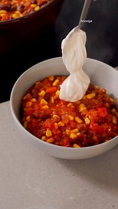 Anzeige | Chili sin Carne - richtig schön deftig & ohne Fleisch! Dieses Chili ist wunderbar sättigend durch die Linsen und hat eine super Konsistenz - da vermisst wirklich niemand Fleisch 😍 Ihr könnt es ganz einfach mit einem Schmand- oder Joghurt-Dip servieren oder dazu Brot, Reis oder Spätzle genießen. Das Chili selbst ist übrigens vegan ✅ Ich toppe es am liebsten noch mit etwas Chiliöl, Limette und frischem Koriander 🌿🍋 ✨ Perfekt zum Vorbereiten: Am nächsten Tag schmeckt es sogar noch bess