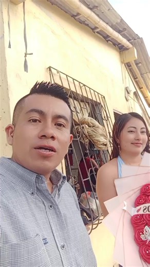 Entrega de 50 rosas: detalle romántico en Santa Elena